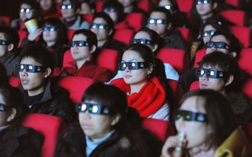 Wang mua toàn bộ vé của 4 phòng chiếu phim 'Transformers: Age of Extinction' để chứng tỏ với bạn gái cũ. Ảnh minh họa: AFP