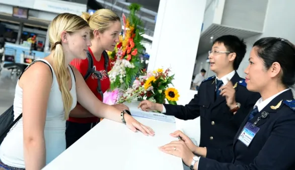 Giả vờ là 'Tây' để được chiều như khách VIP 2