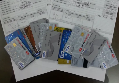 Giấy biên nhận nạn nhân nộp tiền và những chiếc thẻ được chúng rút tiền củacác bị hại. taik1-9485-1404093210.jpg