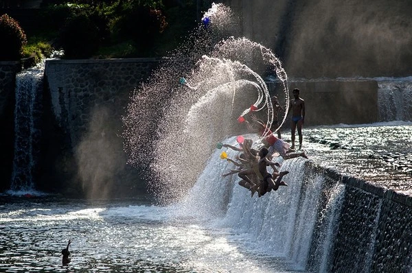 Chùm ảnh tuyệt đẹp về tuổi thơ của trẻ em trên toàn thế giới ảnh 27