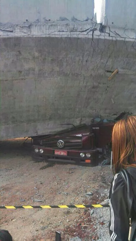 Sập cầu kinh hoàng ở địa điểm tổ chức World Cup 2014 ảnh 2