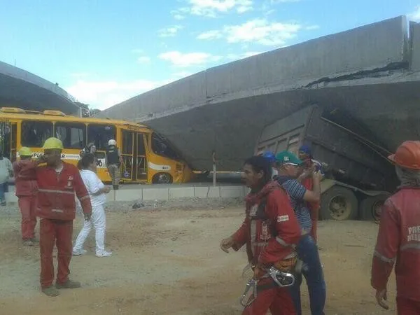 Sập cầu kinh hoàng ở địa điểm tổ chức World Cup 2014 ảnh 4