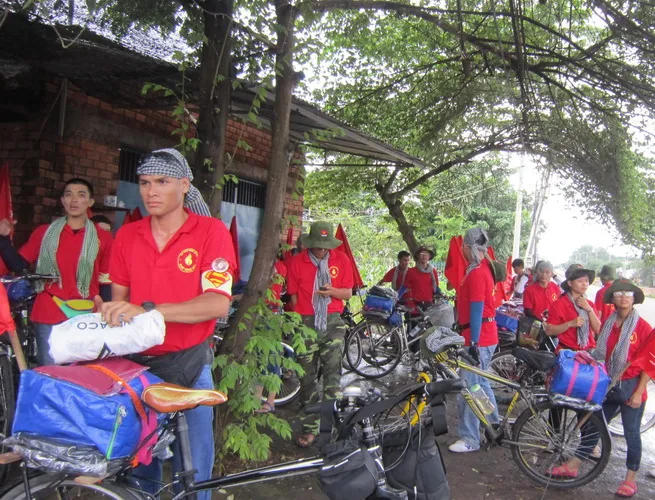 Sinh viên đạp xe xuyên Việt tặng quà cho học sinh nghèo các tỉnh ảnh 3 Sinh viên đạp xe xuyên Việt tặng quà cho học sinh nghèo các tỉnh ảnh 3