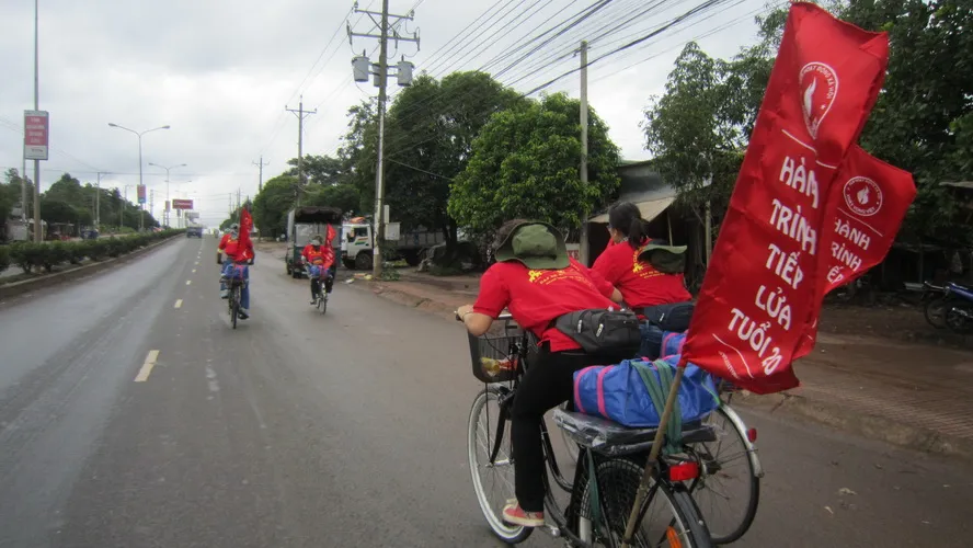 Sinh viên đạp xe xuyên Việt tặng quà cho học sinh nghèo các tỉnh ảnh 4 Sinh viên đạp xe xuyên Việt tặng quà cho học sinh nghèo các tỉnh ảnh 4