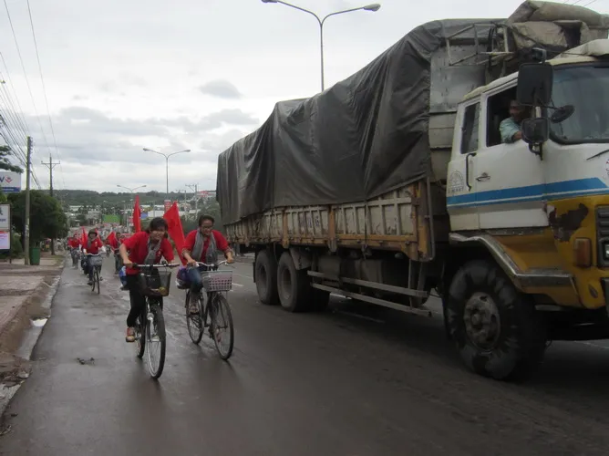 Sinh viên đạp xe xuyên Việt tặng quà cho học sinh nghèo các tỉnh ảnh 2 Sinh viên đạp xe xuyên Việt tặng quà cho học sinh nghèo các tỉnh ảnh 2
