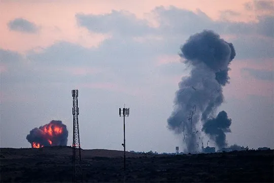 Israel không kích đẫm máu, ồ ạt vào Dải Gaza ảnh 1 Khói bốc lên sau một cuộc không kích của Israel vào phái bắc Dải Gaza. Ảnh: Reuters