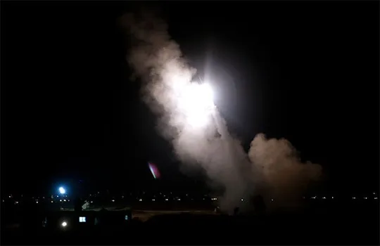 Israel không kích đẫm máu, ồ ạt vào Dải Gaza ảnh 2 hệ thống Vòm sắt của Israel đã bắn hạ một rốc-két bắn vào thủ đô thương mại Tel Aviv. Ảnh: Reuters