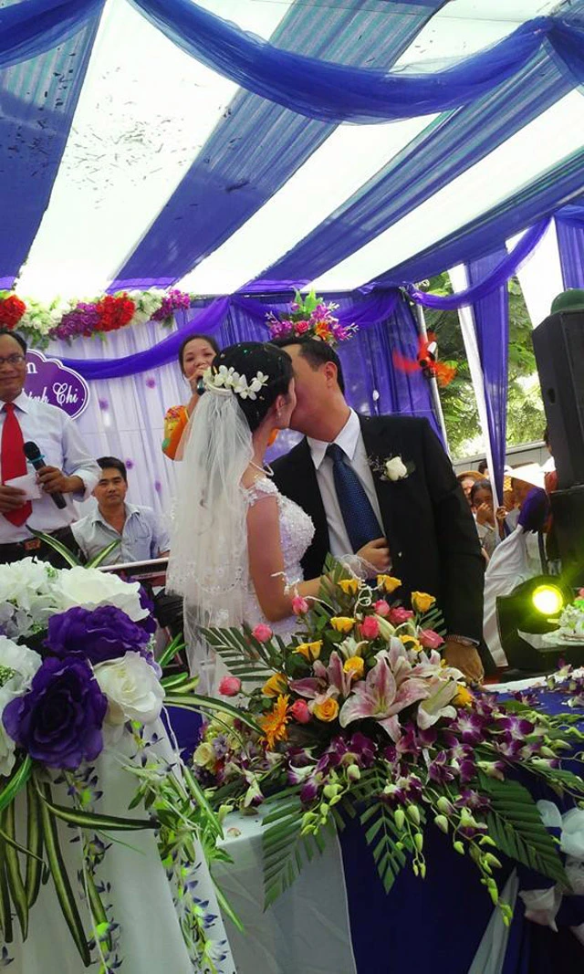 Cả hai trao nụ hôn trong ngày trọng đại