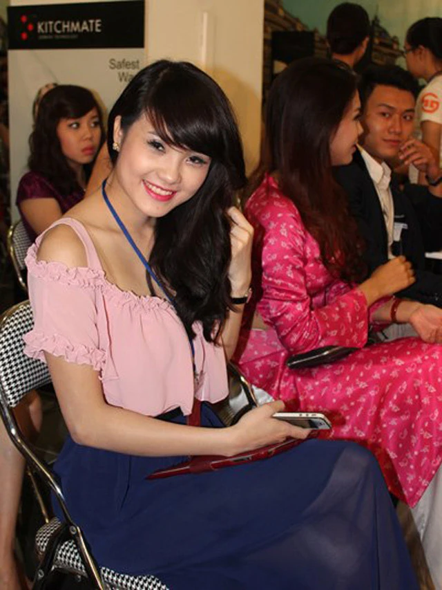 Cô tốt nghiệp trường ĐH Văn Hóa, hiện đang công tác tại Trung tâm Hỗ trợ và Phát triển sinh viên (thuộc Trung ương Đoàn) với vai trò là người phụ trách truyền thông và quản lý hoạt động sinh viên các trường.