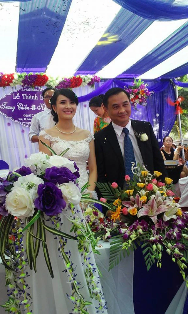 Chú rể hơn Khánh Chi nhiều tuổi, đang làm trong ngành xây dựng