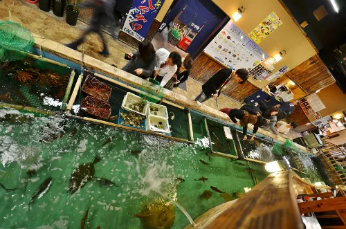 Hàng tá bể lúc nào cũng đầy ắp hải sản sẵn sàng cho du khách lựa chọn. 2-JPG-4368-1405217607.jpg