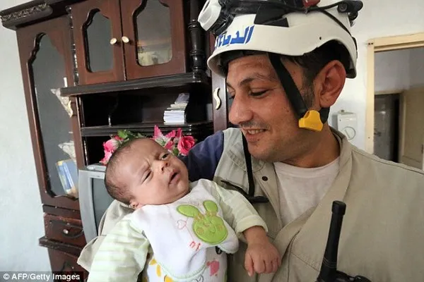 Giải cứu kì diệu bé gái 2 tháng tuổi bị chôn vùi trong đống đổ nát ảnh 5