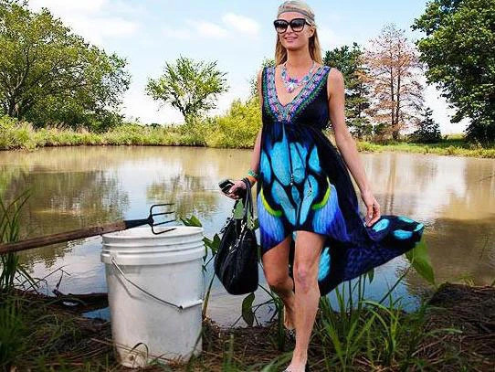 Là tiểu thư sang chảnh nhưng Paris lại có một sở thích khá dân dã. Cô có thú vui đi săn ếch ở nông trại sau cơn mưa. Người đẹp tâm sự: 