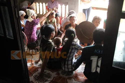 Bà con hàng xóm đến gửi lời chia buồn, động viên với bà D trước vụ việc. Bà con hàng xóm đến gửi lời chia buồn, động viên với bà D trước vụ việc.