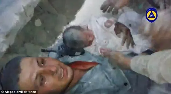 Giải cứu kì diệu bé gái 2 tháng tuổi bị chôn vùi trong đống đổ nát ảnh 3