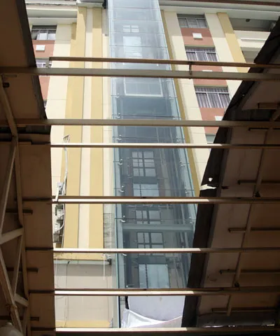 Nhóm người được cảnh sát cứu hộ đưa qua mái tôn căn nhà bên cạnh xuống đất an toàn. Ảnh:An Nhơn Nhóm người được cảnh sát cứu hộ đưa qua mái tôn căn nhà bên cạnh. Ảnh: An Nhơn