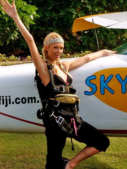 Paris rất nghiện trò skydiving (nhảy từ máy bay cùng với một huấn luyện viên). 