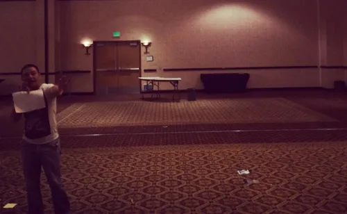 Anh Andy tất bật chuẩn bị tiệc cưới sắp tới.