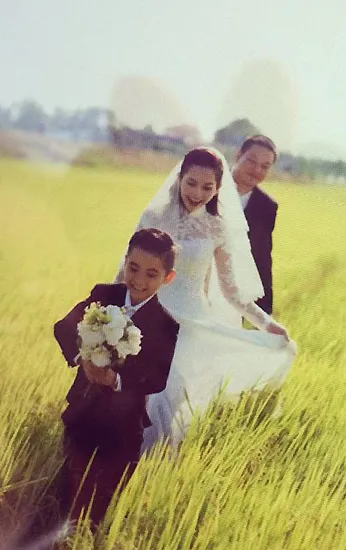 Bé Sonic - con trai Kim Hiền - xuất hiện trong ảnh cưới của cha mẹ.