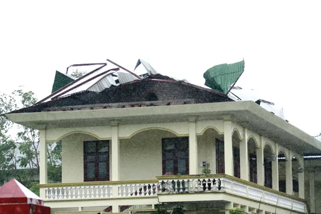 Mái tôn của Phòng giáo dục TP. Móng Cái bị bão đánh tan tác.