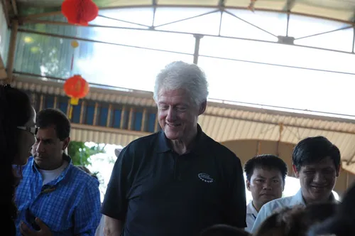 Cựu Tổng thống Bill Clinton giản dị áo phông, quần Jeans ở Hà Nội ảnh 2 - 2