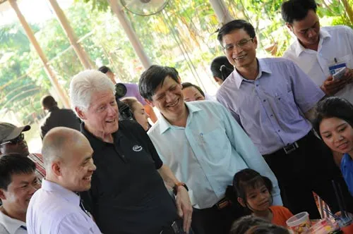 Cựu Tổng thống Bill Clinton giản dị áo phông, quần Jeans ở Hà Nội ảnh 9 - 9