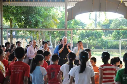 Cựu Tổng thống Bill Clinton giản dị áo phông, quần Jeans ở Hà Nội ảnh 1 - 1