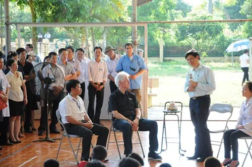 Cựu Tổng thống Bill Clinton giản dị áo phông, quần Jeans ở Hà Nội ảnh 4 - 4