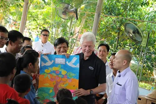 Cựu Tổng thống Bill Clinton giản dị áo phông, quần Jeans ở Hà Nội ảnh 13 - 13