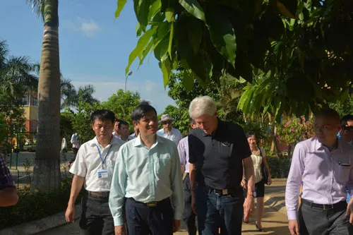 Cựu Tổng thống Bill Clinton giản dị áo phông, quần Jeans ở Hà Nội ảnh 12 - 12