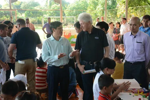 Cựu Tổng thống Bill Clinton giản dị áo phông, quần Jeans ở Hà Nội ảnh 5 - 5