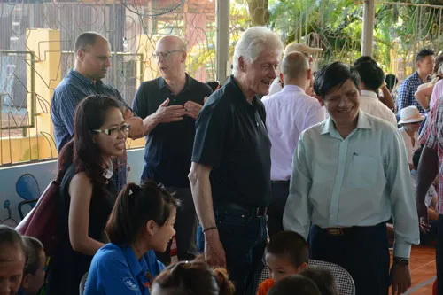 Cựu Tổng thống Bill Clinton giản dị áo phông, quần Jeans ở Hà Nội ảnh 6 - 6