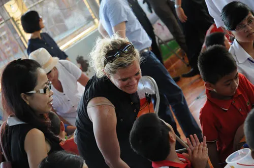 Cựu Tổng thống Bill Clinton giản dị áo phông, quần Jeans ở Hà Nội ảnh 10 - 10