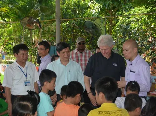 Cựu Tổng thống Bill Clinton giản dị áo phông, quần Jeans ở Hà Nội ảnh 3 - 3