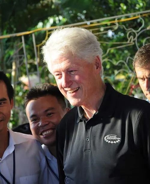 Cựu Tổng thống Bill Clinton giản dị áo phông, quần Jeans ở Hà Nội ảnh 14 - 14