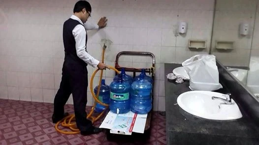 Sân bay Tân Sơn Nhất lấy nước từ toilet cho vào bình nước khoáng 1 Sân bay Tân Sơn Nhất lấy nước từ toilet cho vào bình nước khoáng 1