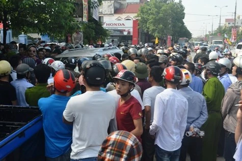 Công an Thanh Hóa: Hành động của tài xế lái xe biển xanh chỉ mang tính phòng vệ ảnh 1 Công an Thanh Hóa: Hành động của tài xế lái xe biển xanh chỉ mang tính phòng vệ ảnh 1