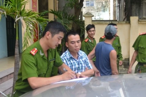 Công an Thanh Hóa: Hành động của tài xế lái xe biển xanh chỉ mang tính phòng vệ ảnh 3 Công an Thanh Hóa: Hành động của tài xế lái xe biển xanh chỉ mang tính phòng vệ ảnh 3