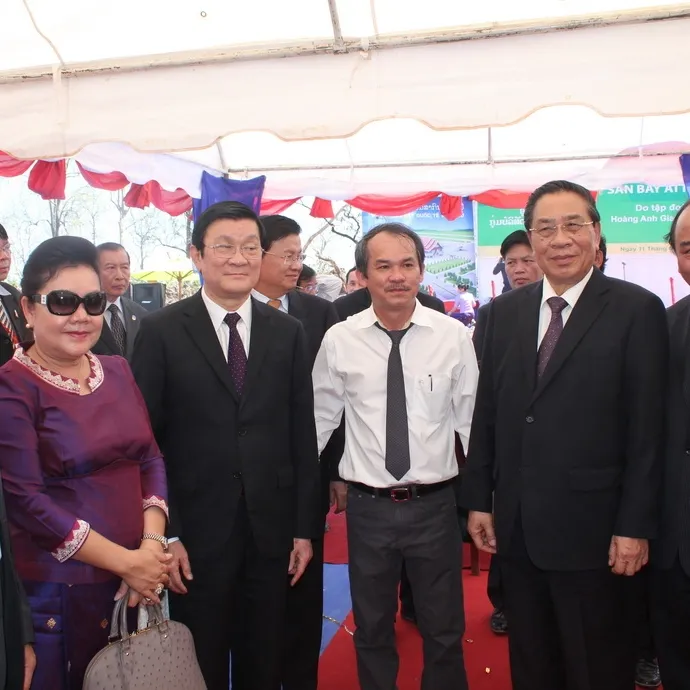 Chủ tịch nước Trương Tấn Sang, Chủ tịch nước CHDCND Lào Chummaly Sayason, Phó thủ tướng Nguyễn Xuân Phúc và các vị lãnh đạo cao cấp Nhà nước Việt Nam, Lào tham dự lễ khởi công sân bay Attapeu và thăm vườn cao su Hoàng Anh Gia Lai Attapeu