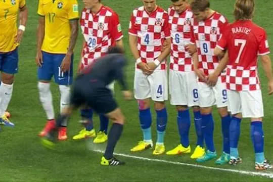 Bình phun bọt tự hủy được áp dụng lần đầu ở một giải đấu chính thức, đó là trận Brazil - Croatia ở World Cup 2014