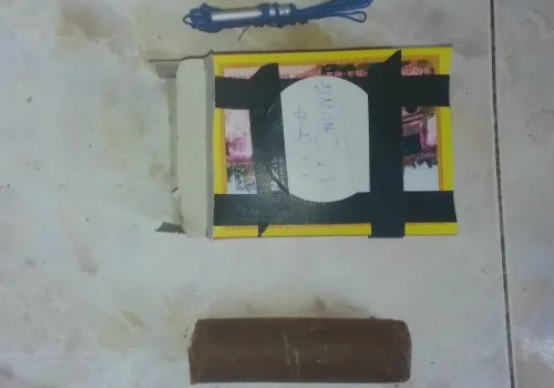 Gòi "quà tử thần" đặt ở cổng nhà anh Quang. tag-vat-8732-1407237581.jpg