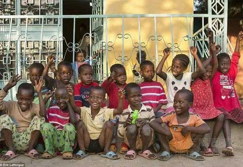 Người phụ nữ sinh 15 đứa con đều bị cho cá sấu ăn ảnh 6 - 6