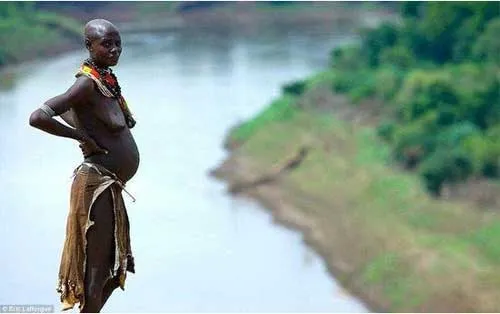 Người phụ nữ sinh 15 đứa con đều bị cho cá sấu ăn ảnh 2 - 2