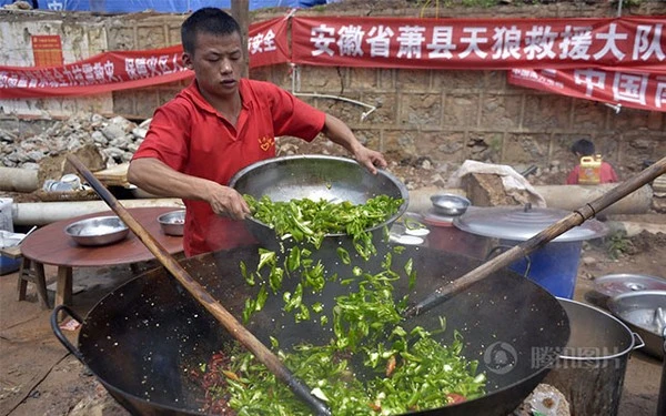 Bữa ăn tập thể của 3.000 nạn nhân trong vụ động đất ở Trung Quốc 2 Bữa ăn tập thể của 3.000 nạn nhân trong vụ động đất ở Trung Quốc 2