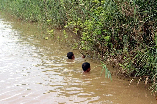 Gia đình chị Huyền muốn xét nghiệm “chất lạ” trên thi thể chị Huyền
