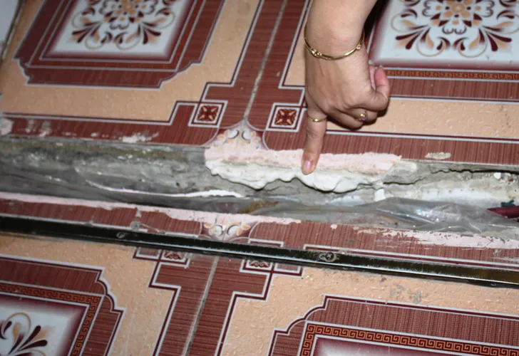 Thi công cầu, hàng loạt nhà dân bị nguy hiểm ảnh 5