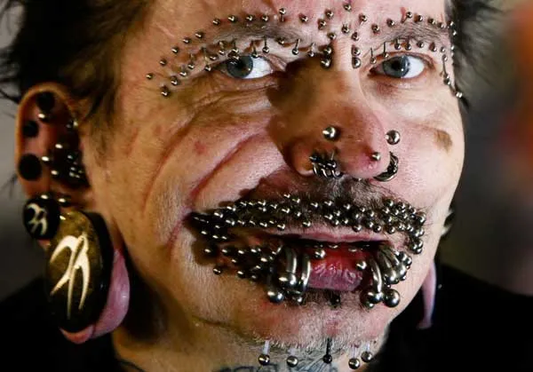 Bị trục xuất vì đeo quá nhiều… đinh tán ảnh 2 Bị trục xuất vì đeo quá nhiều… đinh tán 2