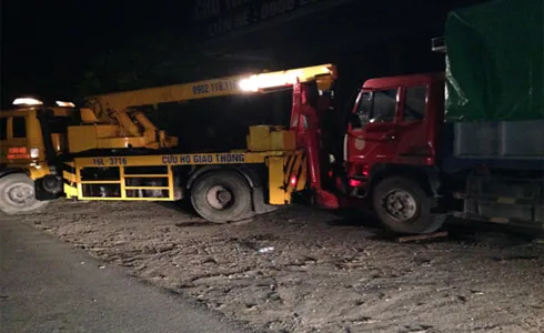 Lái xe bỏ đi nên lực lượng chức năng phải kéo xe về trạm kiểm tra. Ảnh:ĐL. xe-vi-pham-3086-1408354932.jpg