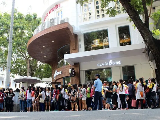 Mọi người xếp hàng dài trên đường Đồng Khởi với sự giám sát của các bảo vệ quán