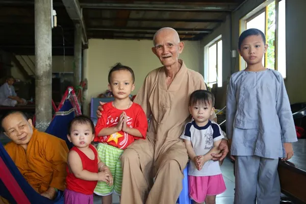 Chuyện cảm động về sư thầy 80 tuổi nuôi gần 60 người tâm thần và trẻ mồ côi ảnh 2